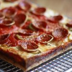 cómo se hace pizza estilo detroit