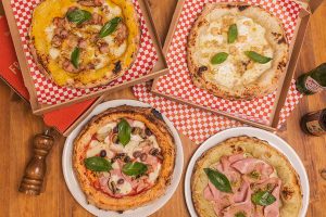 pizzas en pizzería italiana