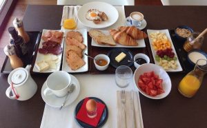 elige hotel y desayuno