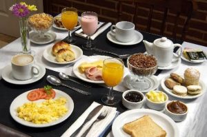 qué hay en el hotel y desayuno