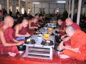 monjes budistas comiendo