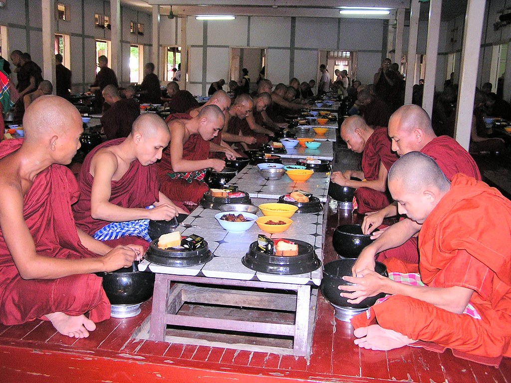 monjes budistas comiendo