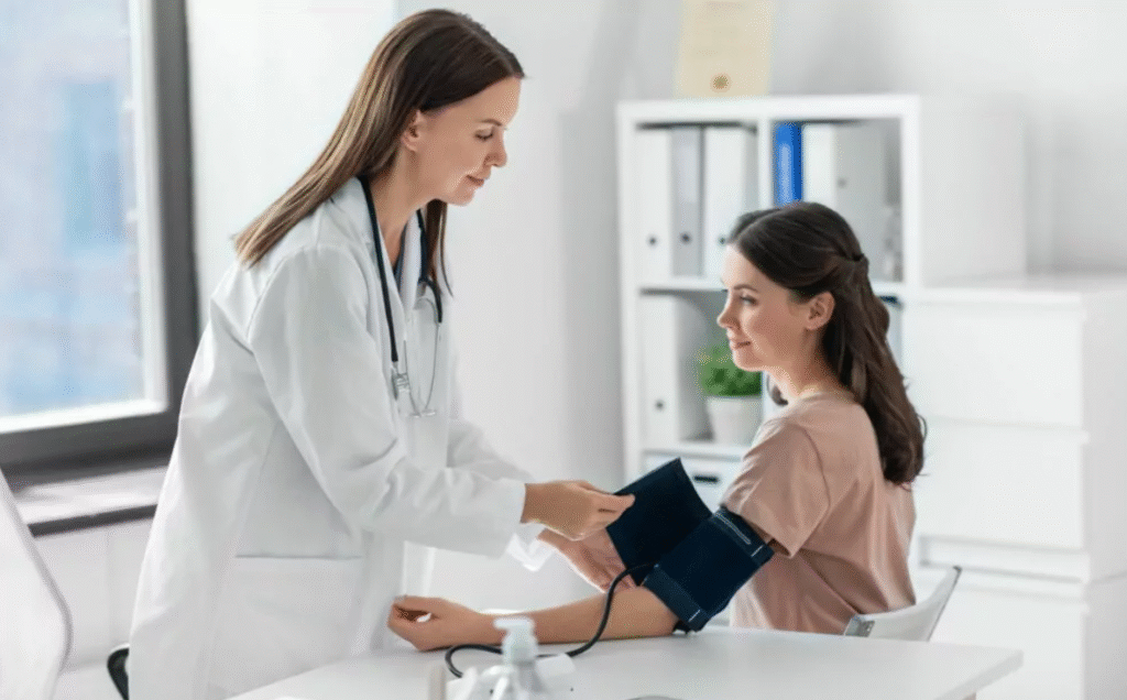doctora tomando la presión a mujer