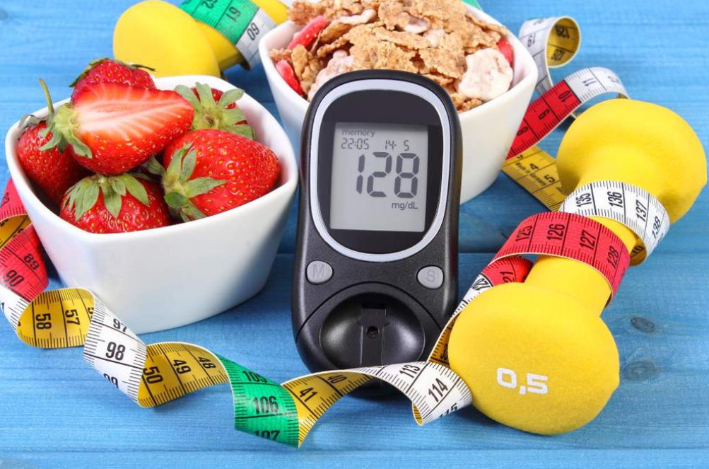 platos con comida saludable, glucometro, mancuerna y cinta metrica