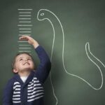 niño midiendo su estatura