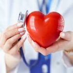 doctor con corazón en la mano con estetoscopio