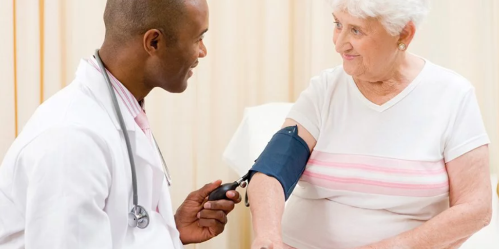 adulta mayor en el médico