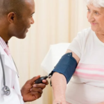 adulta mayor en el médico