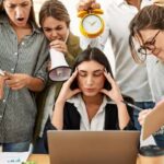 mujer bajo estrés laboral