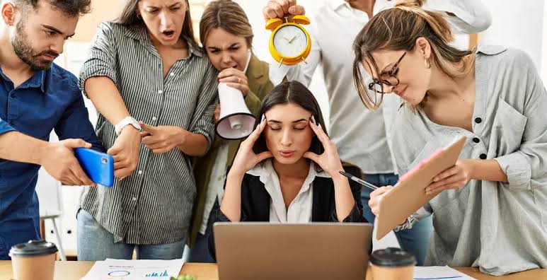 mujer bajo estrés laboral