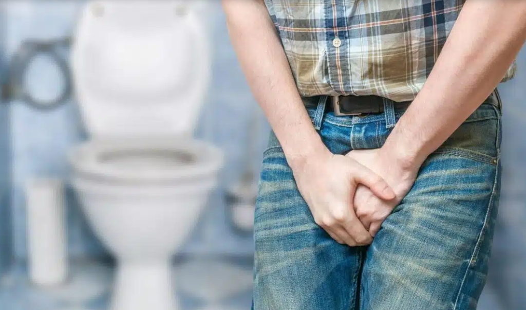 hombre con dolor al orinar