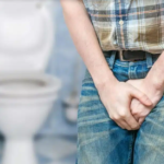 hombre con dolor al orinar